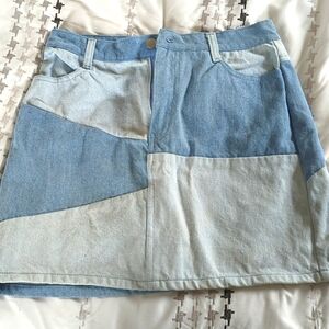 Selling this Le Lis collection jean skirt. It is a size M and it's blue in color